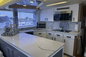 1994 Hatteras 54 Yacht thumbnail 25