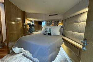 1994 Hatteras 54 Yacht thumbnail 38