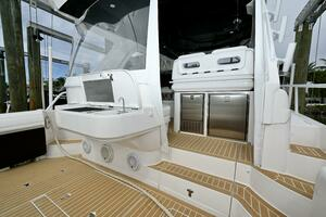 2019 Intrepid 475 Sport Yacht thumbnail 7
