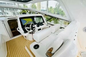 2019 Intrepid 475 Sport Yacht thumbnail 10