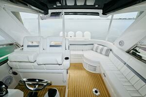 2019 Intrepid 475 Sport Yacht thumbnail 9