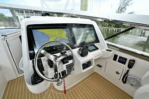 2019 Intrepid 475 Sport Yacht thumbnail 11