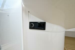 2019 Intrepid 475 Sport Yacht thumbnail 12
