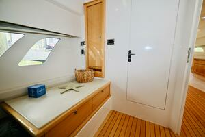 2019 Intrepid 475 Sport Yacht thumbnail 25