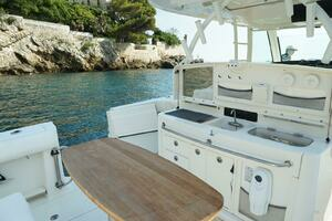 2012 Boston Whaler Whaler 370 Outrage thumbnail 14