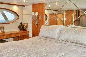 2007 Lazzara Yachts 74 Motor Yacht thumbnail 42