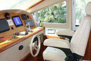 2007 Lazzara Yachts 74 Motor Yacht thumbnail 3