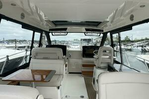 2021 Boston Whaler 405 Conquest thumbnail 24