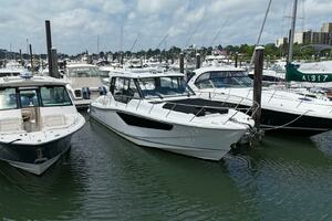 2021 Boston Whaler 405 Conquest thumbnail 18
