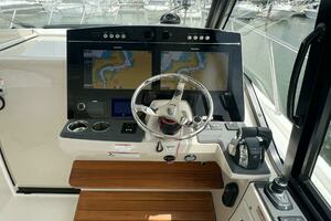 2021 Boston Whaler 405 Conquest thumbnail 30