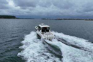 2021 Boston Whaler 405 Conquest thumbnail 10