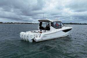 2021 Boston Whaler 405 Conquest thumbnail 1