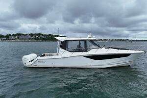 2021 Boston Whaler 405 Conquest thumbnail 4