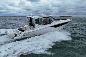 2021 Boston Whaler 405 Conquest thumbnail 12
