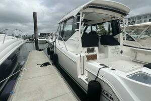 2021 Boston Whaler 405 Conquest thumbnail 21