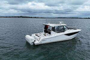 2021 Boston Whaler 405 Conquest thumbnail 6