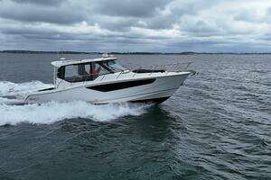 2021 Boston Whaler 405 Conquest thumbnail 14