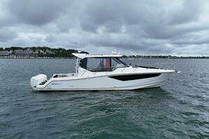 2021 Boston Whaler 405 Conquest thumbnail 3