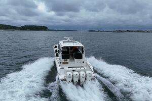 2021 Boston Whaler 405 Conquest thumbnail 11