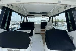 2021 Boston Whaler 405 Conquest thumbnail 23