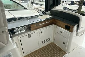2021 Boston Whaler 405 Conquest thumbnail 26