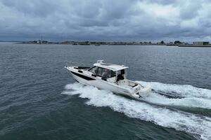 2021 Boston Whaler 405 Conquest thumbnail 16