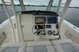 2014 Boston Whaler 370 Outrage thumbnail 10