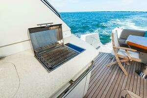 2013 Marquis 63 Sport Yacht thumbnail 25