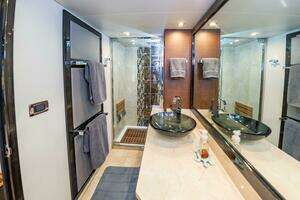 2013 Marquis 63 Sport Yacht thumbnail 47