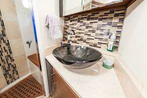 2013 Marquis 63 Sport Yacht thumbnail 61