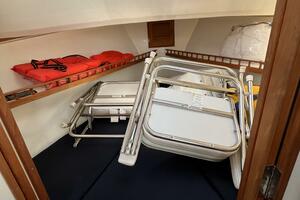 31'Eastern vee berths