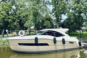AQUARIUS 2017 Carver C37 Coupe Yacht For Sale in MONTEBELLO Quebec