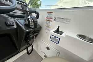 2016 Sea Ray 310 Sundancer thumbnail 10