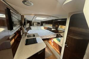 2016 Sea Ray 310 Sundancer thumbnail 13