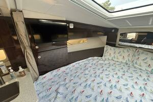 2016 Sea Ray 310 Sundancer thumbnail 15