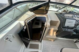 2016 Sea Ray 310 Sundancer thumbnail 12
