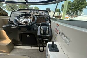 2016 Sea Ray 310 Sundancer thumbnail 9