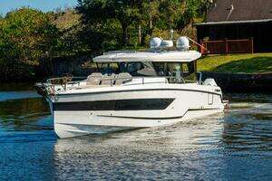  2025 Wellcraft 355 Yacht For Sale in Tampa FL