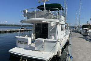 2000 Mainship 390 thumbnail 2
