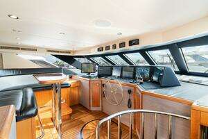 2005 Hatteras 100 Motor Yacht thumbnail 31