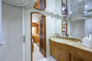 Hatteras 100 MAGIC - Aft Port Guest Head