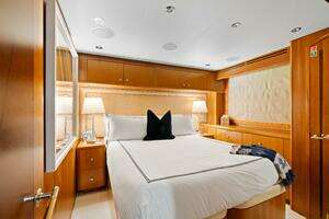 2005 Hatteras 100 Motor Yacht thumbnail 13