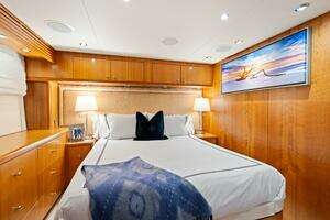 2005 Hatteras 100 Motor Yacht thumbnail 18