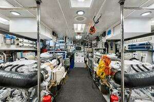2005 Hatteras 100 Motor Yacht thumbnail 43