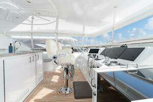2005 Hatteras 100 Motor Yacht thumbnail 35
