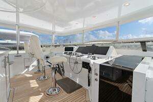 2005 Hatteras 100 Motor Yacht thumbnail 39