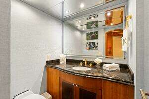 2005 Hatteras 100 Motor Yacht thumbnail 19