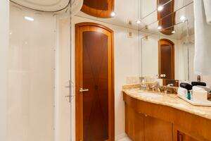 2005 Hatteras 100 Motor Yacht thumbnail 16
