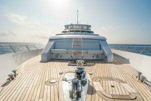 2005 Hatteras 100 Motor Yacht thumbnail 4