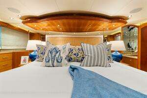 2005 Hatteras 100 Motor Yacht thumbnail 22